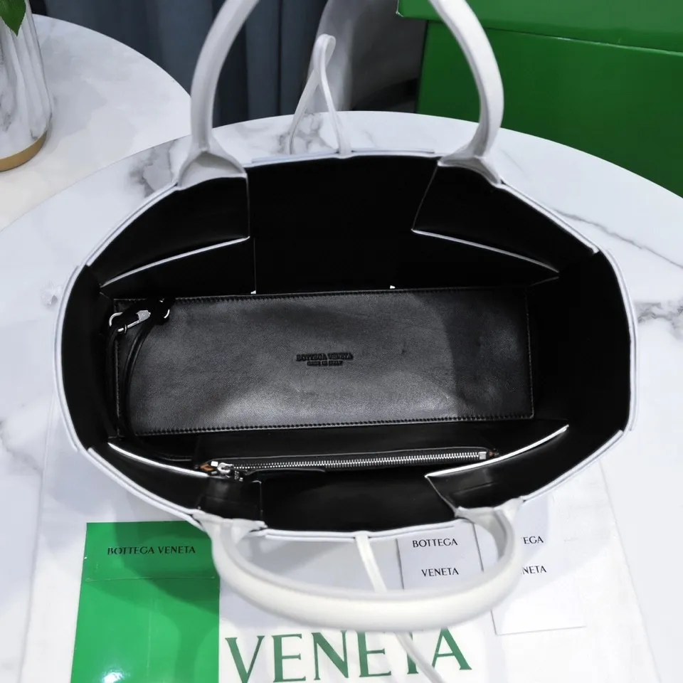 Batch 1760 medium arco, BottegaVeneta# official website latest sheepskin with inner sheepskin SLIP tote handbag, and the logo has been changed to the side panel😍The oversized woven design really makes it a huge gap from ordinary tote bags🔗🔗Different color combinations inside and outside ⛓Daniel Lee leads the brand's DNA to continue to evolve with fresh inspiration🧬🧬showing a balanced style of luxury and reality👉: 30*20*12 Model: 9893#